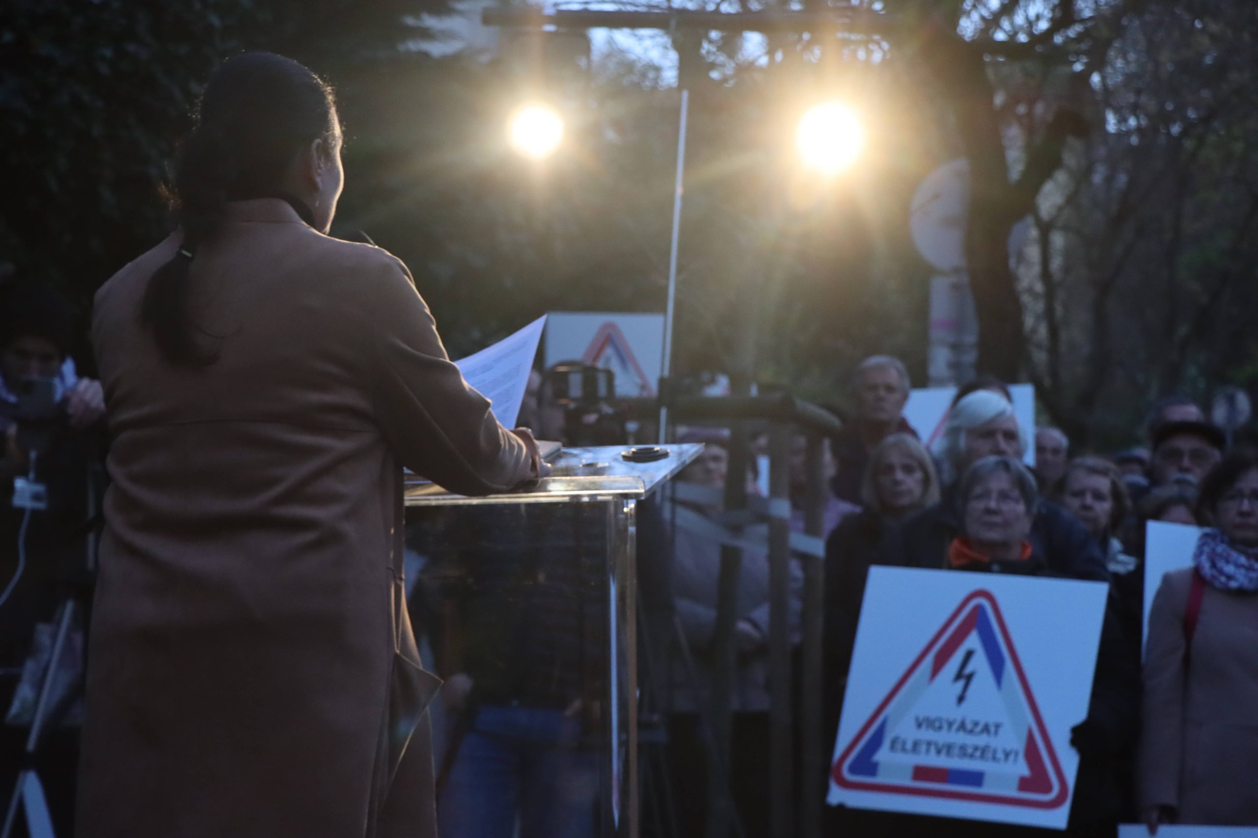Demonstráció a francia elnök életellenes és háborúpárti politikája ellen 2024. március 25-én
